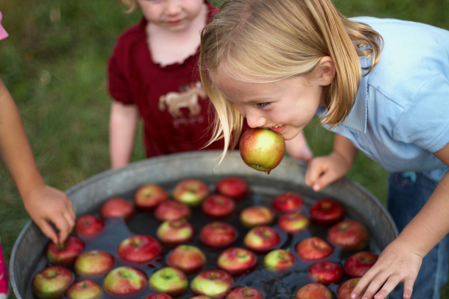 bobbing for apples getty 0821 2000 599506a0ea474b2e8202fc93cc3c9e01